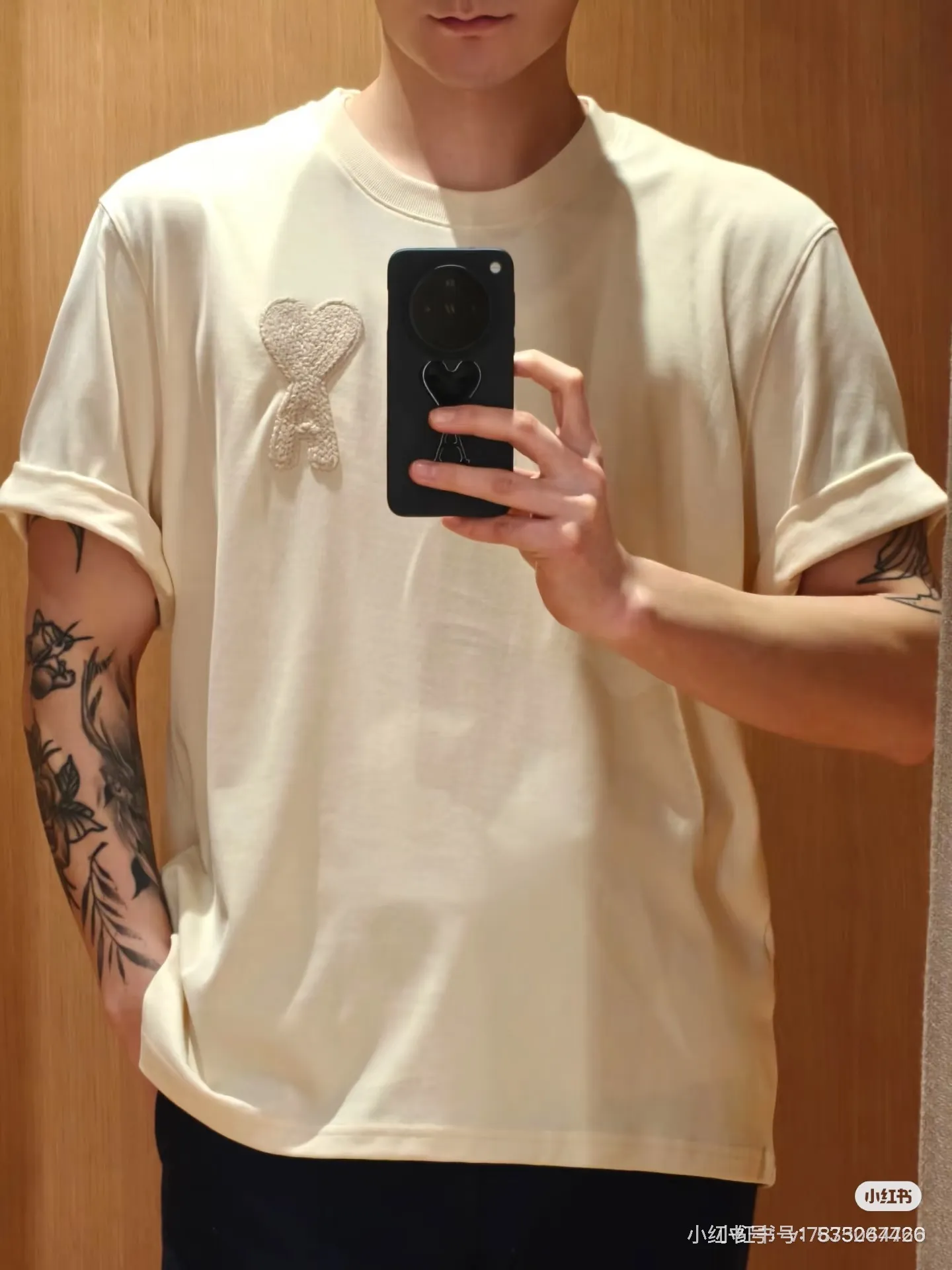 [Upper Body Picture] Ami Paris Crochet Love Embroidered Short Sleeves (Apricot)